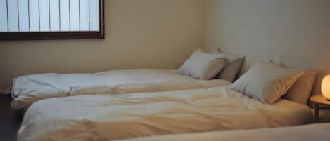 Bygård i japansk stil, ikke-røyk, kjøkken | Dundyner, safe på rommet, skrivebord for bærbar PC og strykejern/-brett