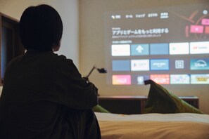 羽毛の掛け布団、セーフティボックス (室内)、ノートパソコン用作業スペース、アイロン / アイロン台