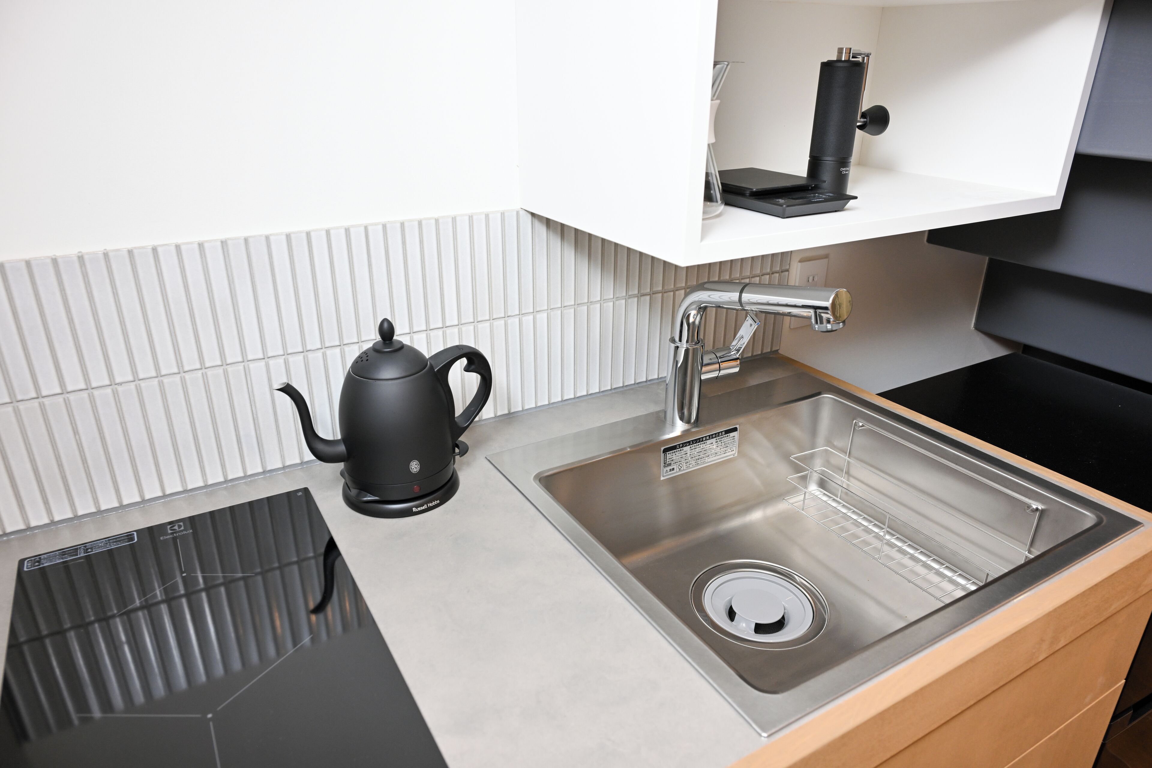 Täysikokoinen jääkaappi, mikroaaltouuni, liesi, vedenkeitin