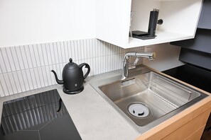 大型冷蔵庫、電子レンジ、コンロ、電気ポット