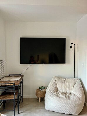 Living area - Cozy studio apartment in Denver with AC and gym access (Denver)