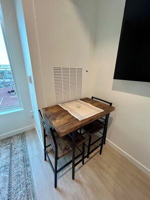 Dining - Cozy studio apartment in Denver with AC and gym access (Denver)
