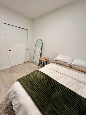 Internet, bed sheets - Cozy studio apartment in Denver with AC and gym access (Denver)