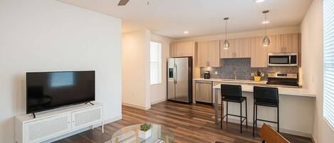 Fridge, microwave, stovetop, dishwasher
