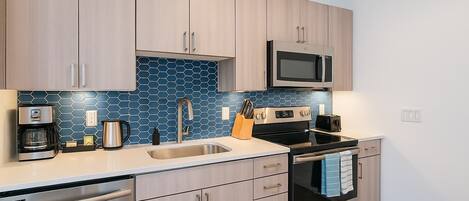 Kjøleskap, mikrobølgeovn, kokeplater og oppvaskmaskin