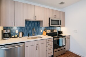 Fridge, microwave, stovetop, dishwasher - Boulevard Stays Modern Roosevelt 1BR Suite Pool & Gym Access (Phoenix)