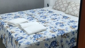 A bedroom with a bed, a window, and an air conditioning unit. - Comfortable, fully equipped 3-bedroom apartment with garage and 24-hour security. (Belém)