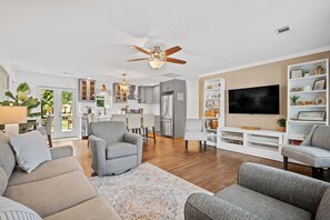 Smart TV - Carolina Cottage - Your clean & cozy stay awaits! Mins to Historic DT Beaufort (Beaufort)