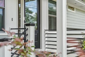 Exterior detail - Carolina Cottage - Your clean & cozy stay awaits! Mins to Historic DT Beaufort (Beaufort)