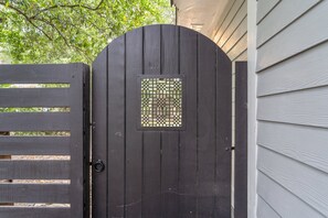 Exterior detail - Carolina Cottage - Your clean & cozy stay awaits! Mins to Historic DT Beaufort (Beaufort)