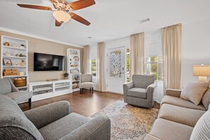 Smart TV - Carolina Cottage - Your clean & cozy stay awaits! Mins to Historic DT Beaufort (Beaufort)