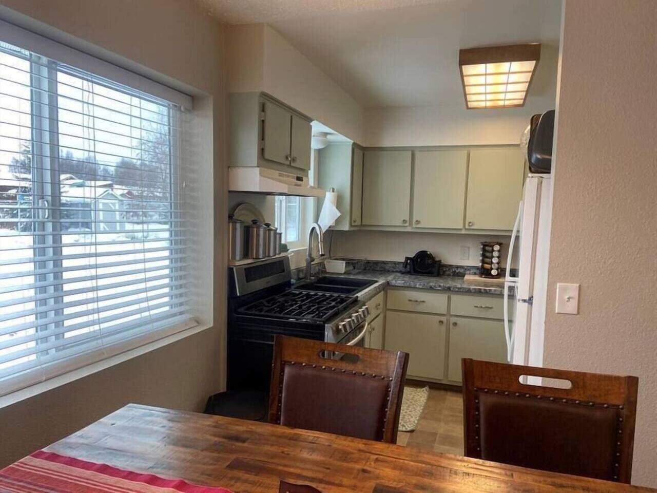Coffee/tea maker, fridge