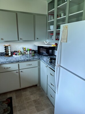 Fridge, coffee/tea maker