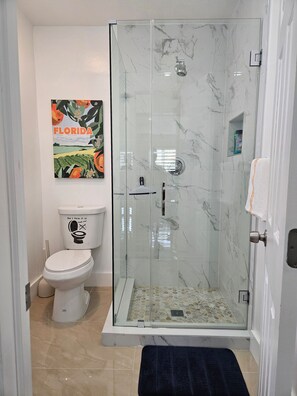 Shower, hair dryer, towels, soap - Cozy 1-bedroom studio in delightful Miramar with AC (Miramar)