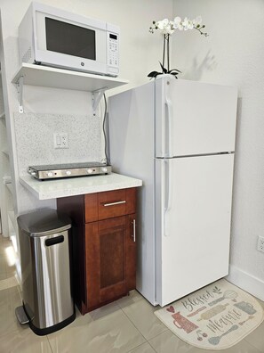 Microwave - Cozy 1-bedroom studio in delightful Miramar with AC (Miramar)