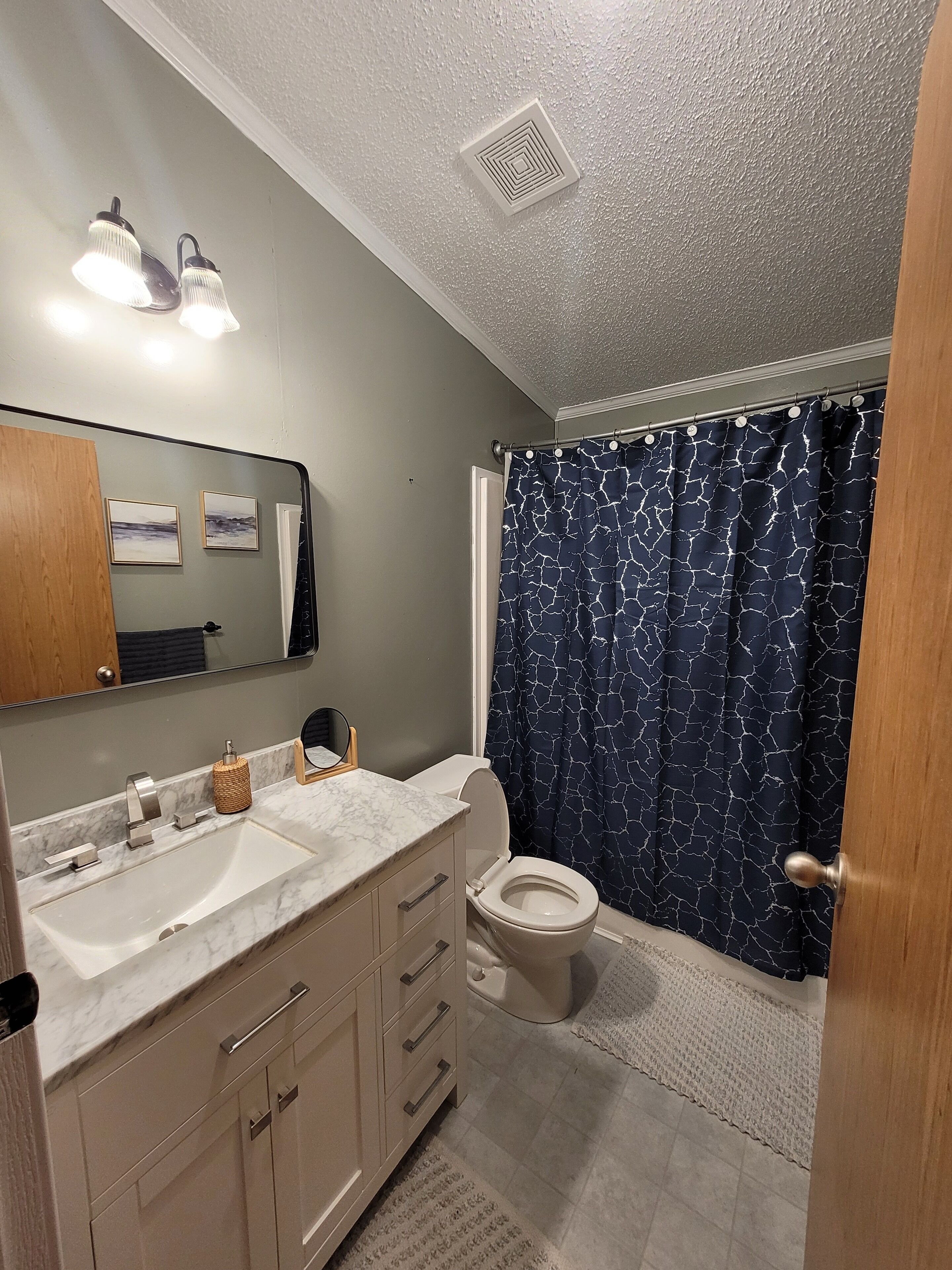 Suihku, poreamme, hiustenkuivaaja, pyyhkeet