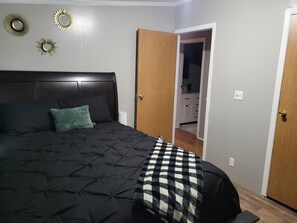 Room - Lakeside Haven
Come enjoy the relaxing stay next to the Lake with nature sounds (Sullivan)