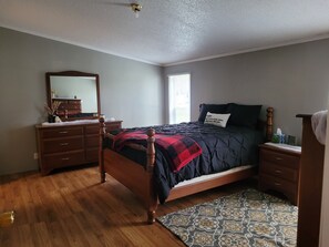 Tabla de planchar con plancha, wifi y ropa de cama 