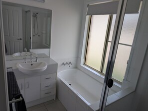 Douche, serviettes fournies, savon, papier toilette