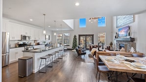Una cocina moderna con armarios blancos, electrodomésticos de acero inoxidable y una isla grande.