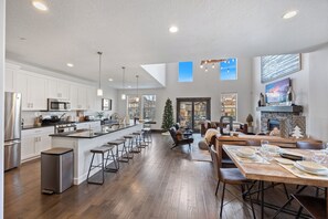 Fridge, microwave, oven, stovetop - Private Hot Tub • Game Rm • Fire Pit • 12 Min to Deer Valley East and Park City (Heber City)