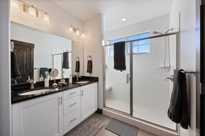 Douche, sèche-cheveux, bidet, serviettes fournies