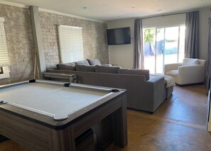 Games room - Cozy 2-bedroom house in superb Phoenix with refreshing AC (Phoenix)