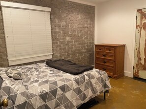 WiFi, bed sheets - Cozy 2-bedroom house in superb Phoenix with refreshing AC (Phoenix)