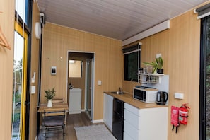 Fridge, microwave, stovetop, coffee/tea maker - Saddle House by Tiny Away (Lower Beechmont)