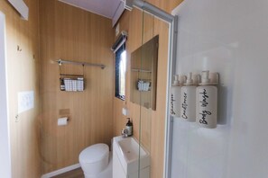 Shower, hair dryer, towels - Saddle House by Tiny Away (Lower Beechmont)