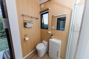 Shower, hair dryer, towels - Saddle House by Tiny Away (Lower Beechmont)