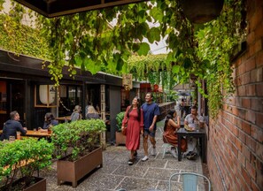 Outdoor dining - Cosy 2 Bed Ponsonby Retreat with Parking (Auckland)
