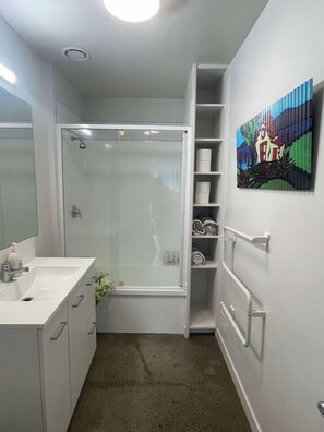 Hair dryer, towels, soap, shampoo - Cosy 2 Bed Ponsonby Retreat with Parking (Auckland)