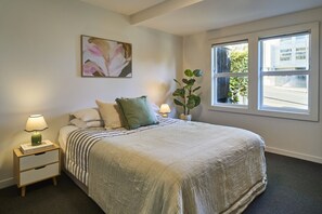 Desk, iron/ironing board, free WiFi, bed sheets - A Real Ponsonby Treat — Two Bedrooms, Parking (Auckland)