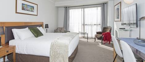 Escritorio, tabla de planchar con plancha, wifi y ropa de cama