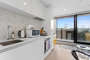Fridge, microwave, oven, stovetop - Chic City Studio in the Award-Winning Union & Co (Auckland)