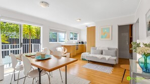 Smart TV - Cosy St Marys Bay Retreat with Parking (Auckland)