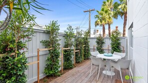 Outdoor dining - Cosy St Marys Bay Retreat with Parking (Auckland)