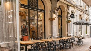 An outdoor café with tables and chairs, a large window, and a sign reading 'KELBA'. - Cosy Studio in the Award-Winning Union & Co (Auckland)
