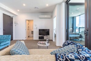 Smart TV - 2 Bed Penthouse Apartment and Parking (Auckland)