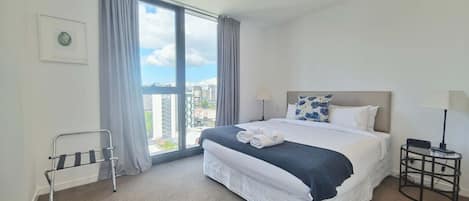 Tabla de planchar con plancha, wifi y ropa de cama