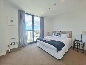 1 bedroom, in-room safe, iron/ironing board, free WiFi - 2 Bed Penthouse Apartment and Parking (Auckland)
