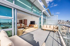 TV - Superb Stylish 3 bdrm Aptmt - Best location, Views (Auckland)