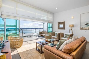 TV - Superb Stylish 3 bdrm Aptmt - Best location, Views (Auckland)