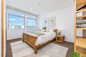 Desk, iron/ironing board, WiFi, bed sheets - Harbour Bridge Views — Shed 23`s Crown Jewel (Auckland)