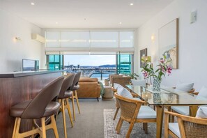 Dining - Superb Stylish 3 bdrm Aptmt - Best location, Views (Auckland)