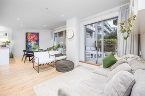 TV - Stunning Viaduct 1 bedrm -Carpk! pool, gym (Auckland)