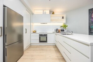 Fridge, microwave, oven, stovetop - Stunning Viaduct 1 bedrm -Carpk! pool, gym (Auckland)