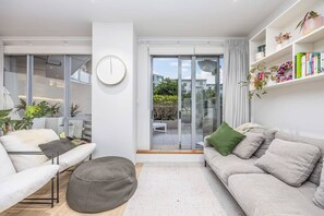 Living area - Viaduct`s Best-Kept Secret Free Parking and Pool (Auckland)