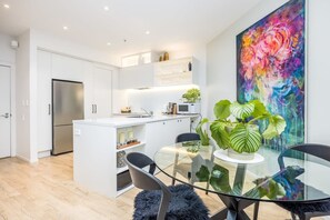 Dining - Stunning Viaduct 1 bedrm -Carpk! pool, gym (Auckland)
